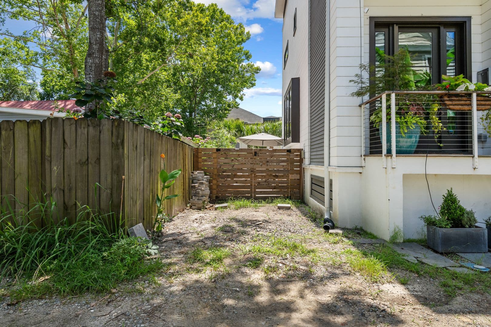 Charleston House: 7 Carrere Court