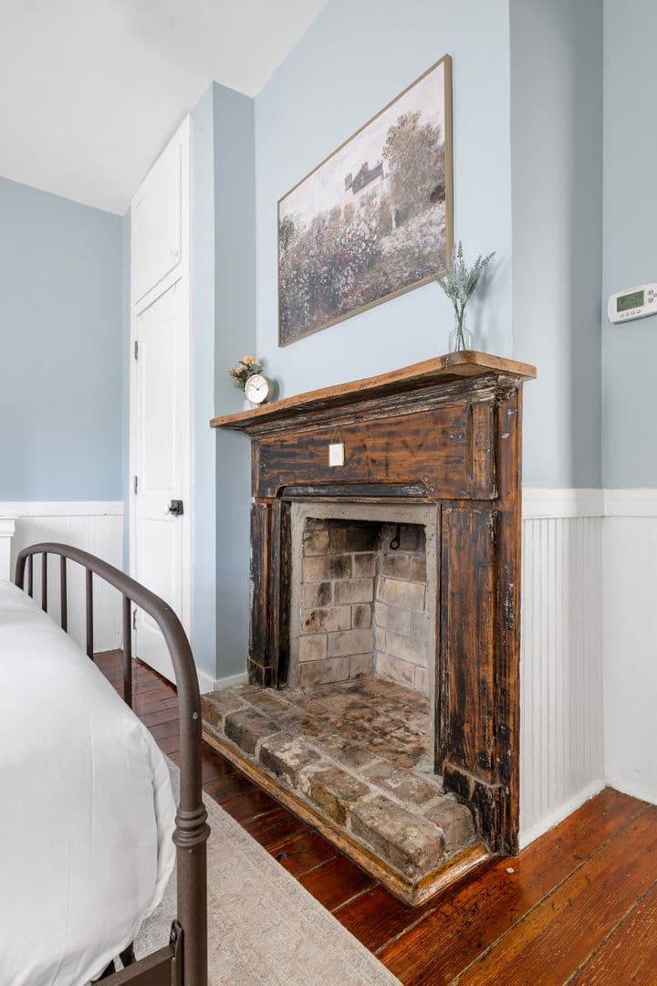 Charleston House: 2 1/2 Larnes Street