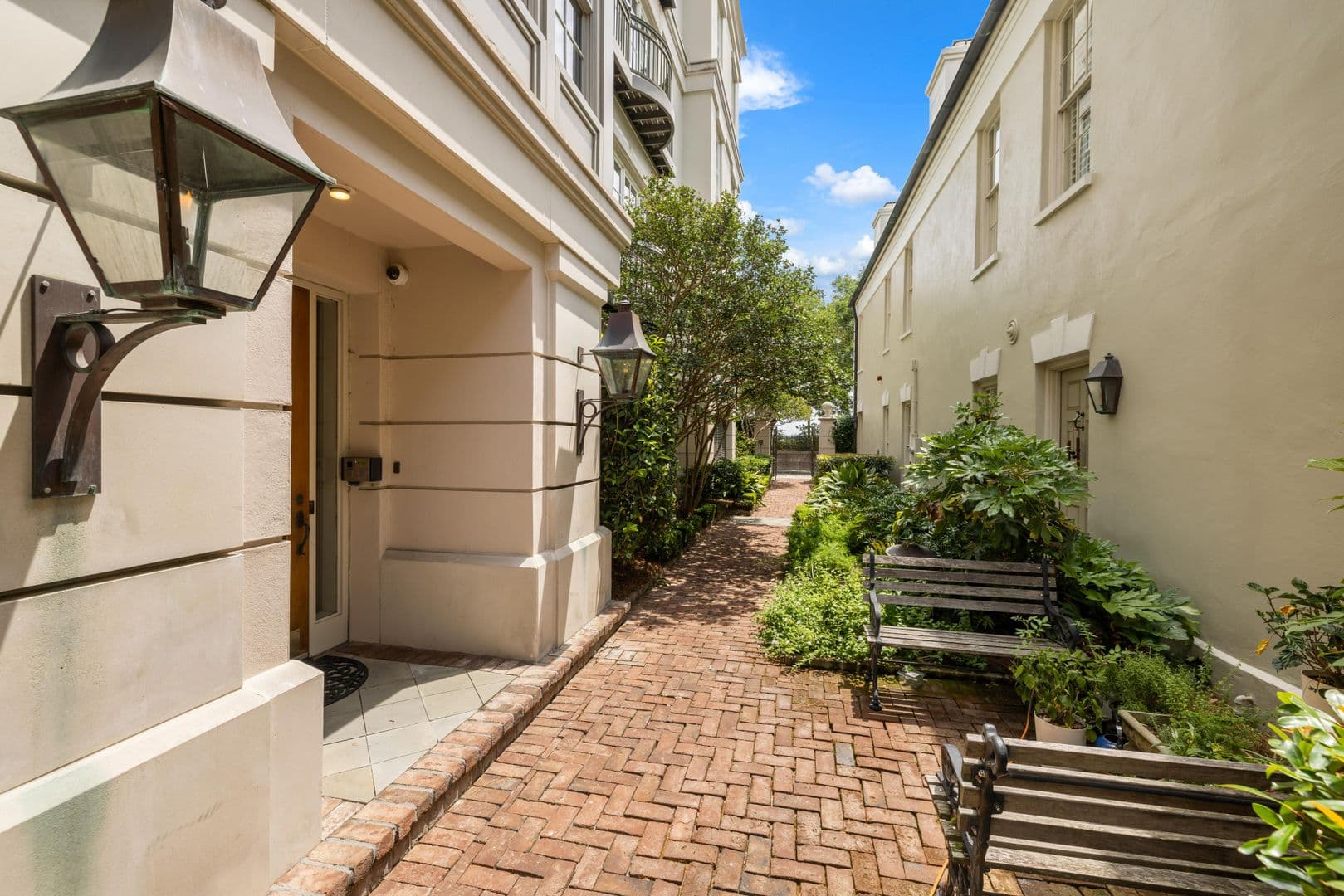 Charleston House: 5 Middle Atlantic Wharf