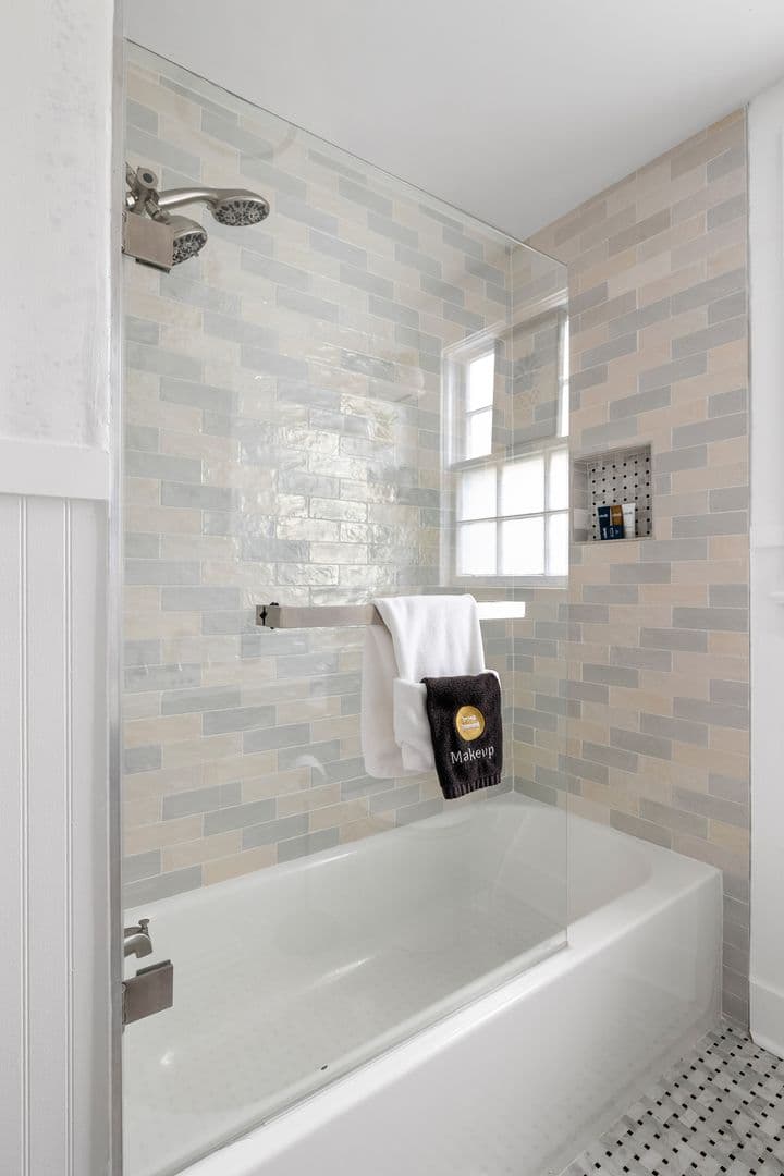 Charleston House: 20 Dunnemann Avenue