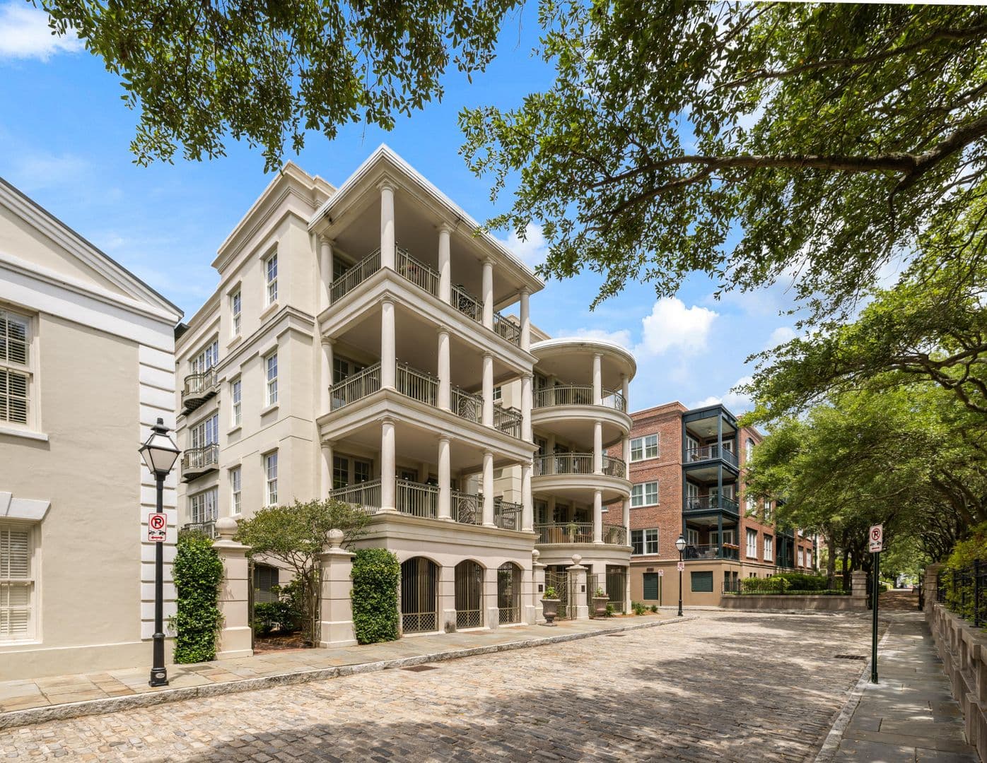 Charleston House: 5 Middle Atlantic Wharf