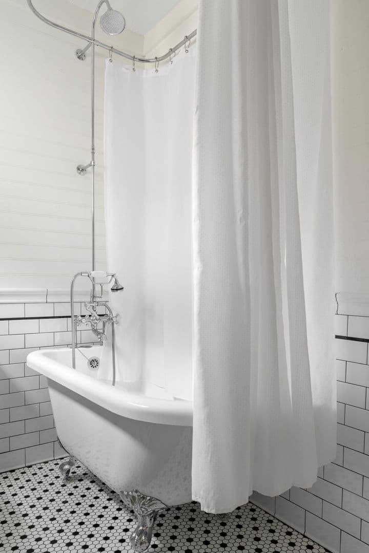 Charleston House: 2 1/2 Larnes Street
