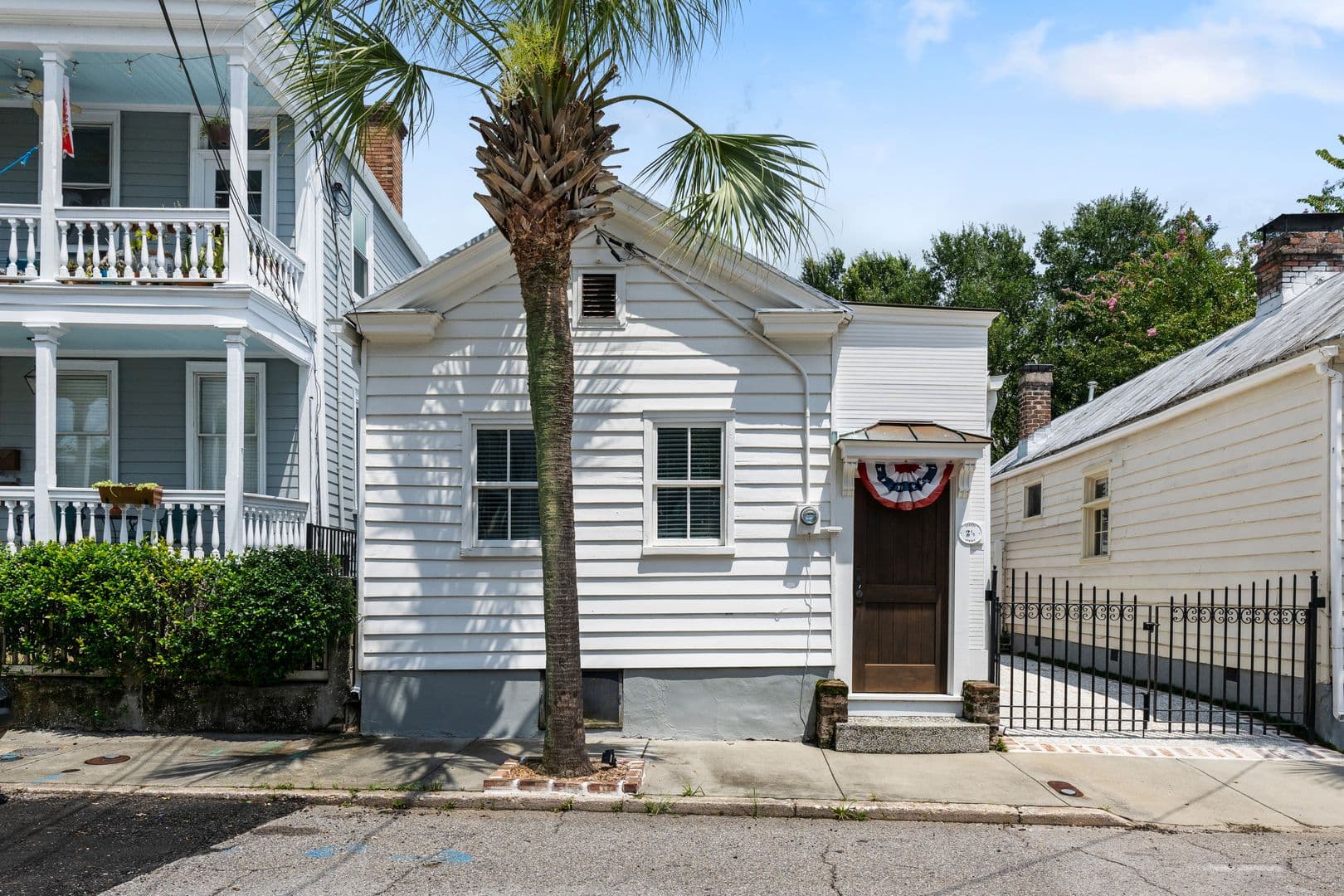 Charleston House: 2 1/2 Larnes Street
