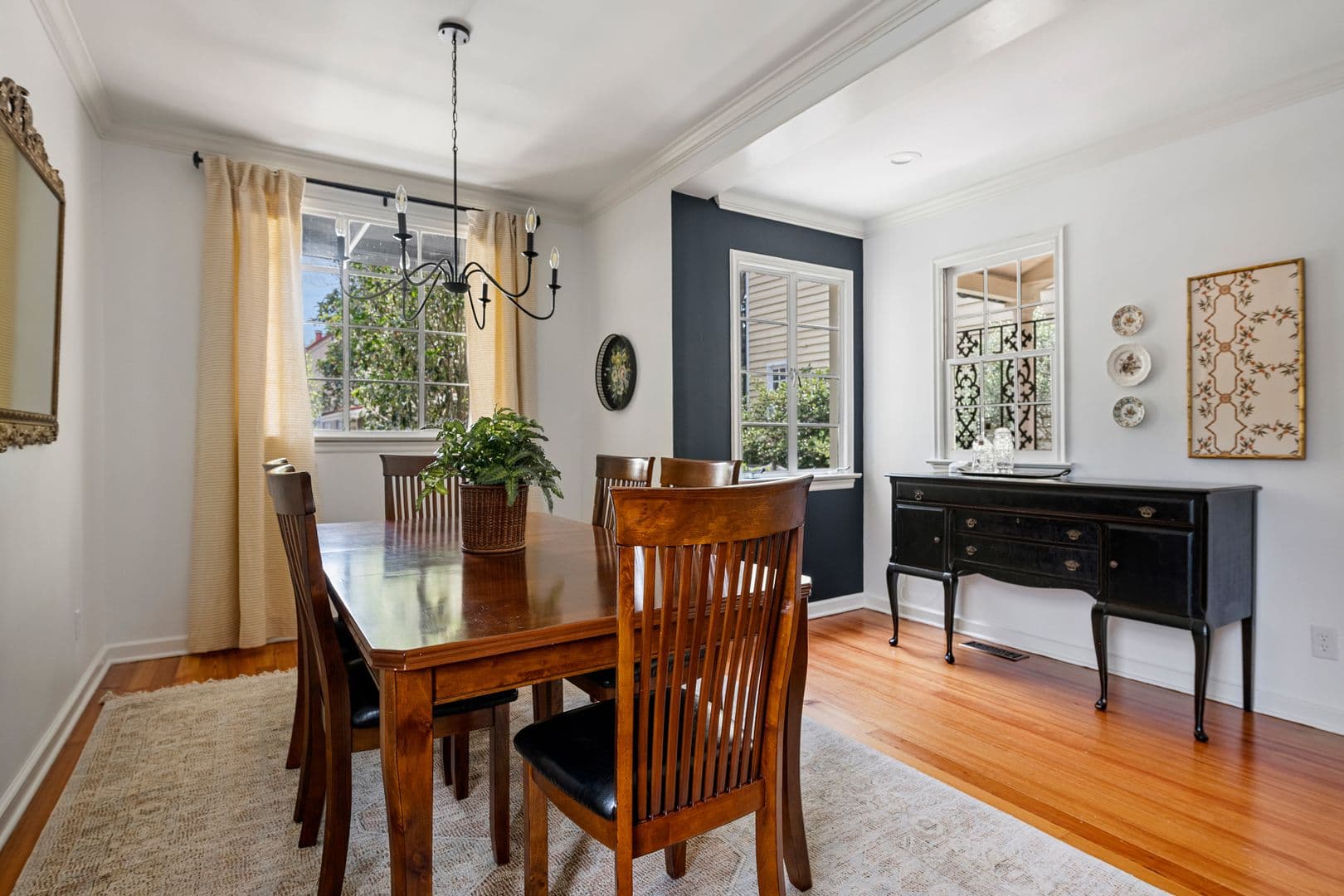 Charleston House: 123 Queen Street