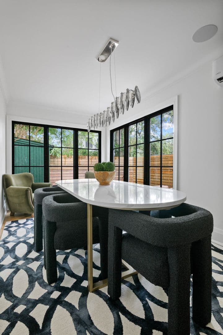 Charleston House: 5 1/2 Bennett Street
