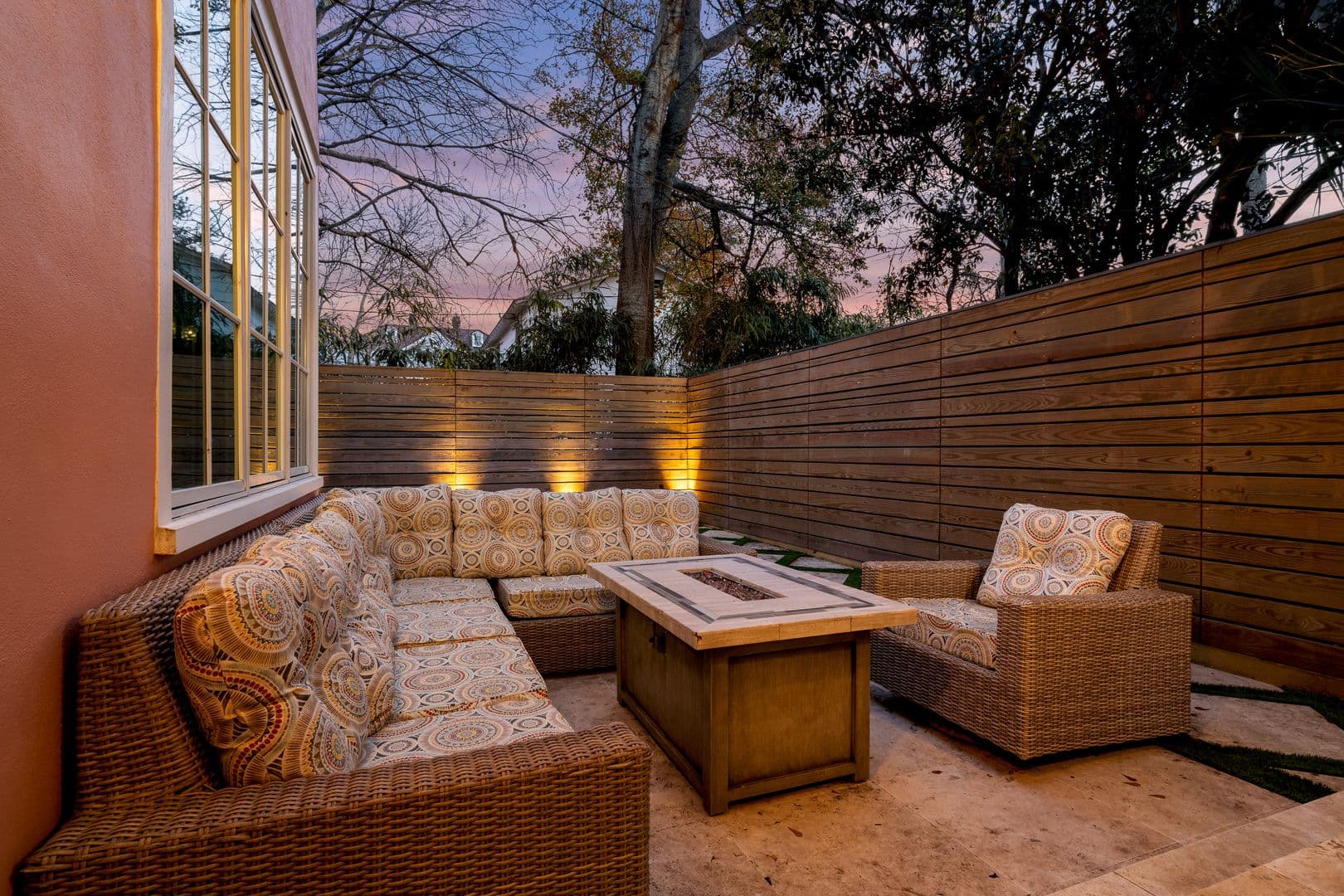 Charleston House: 5 1/2 Bennett Street