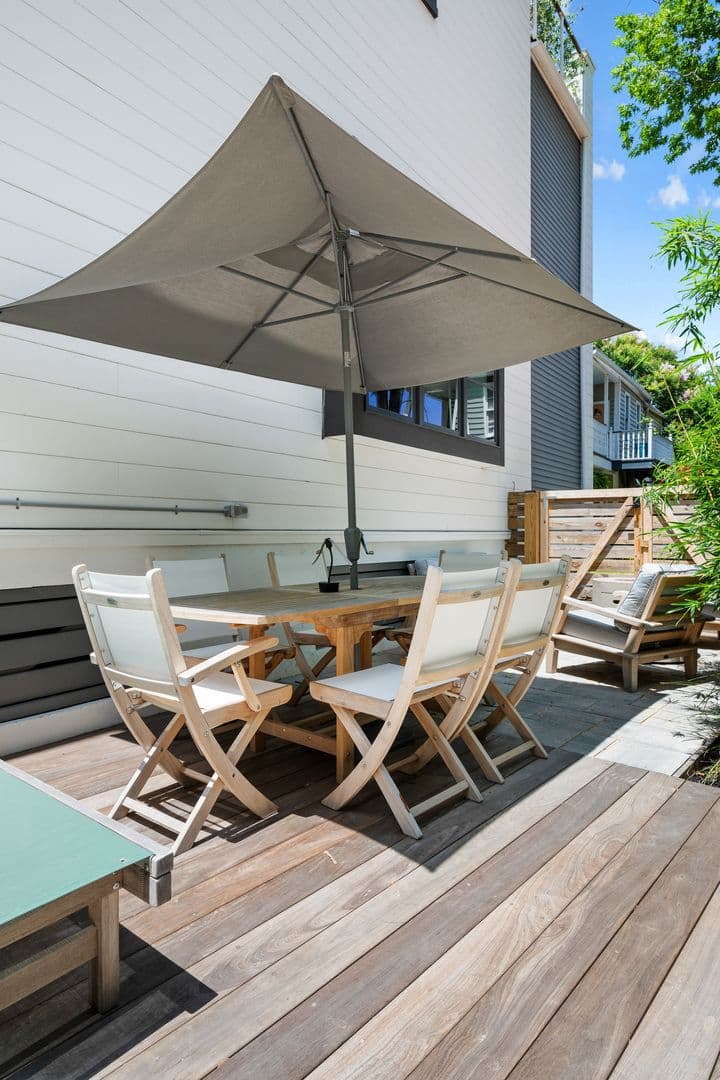 Charleston House: 7 Carrere Court