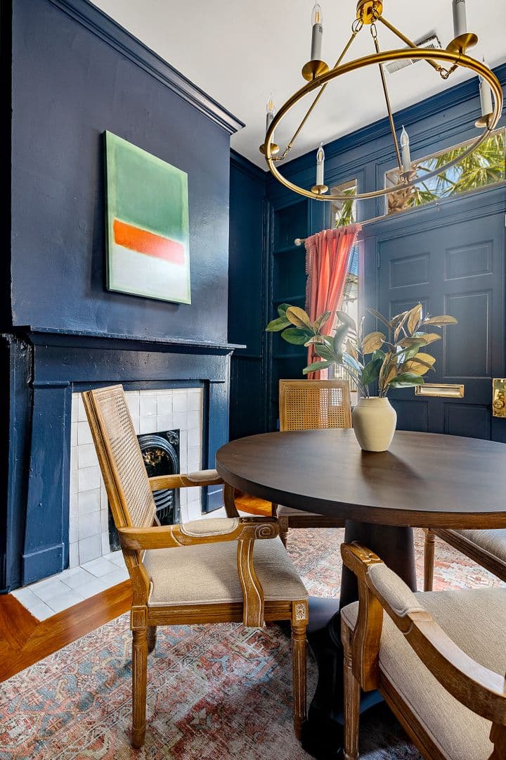 Charleston House: 46 Wentworth Street