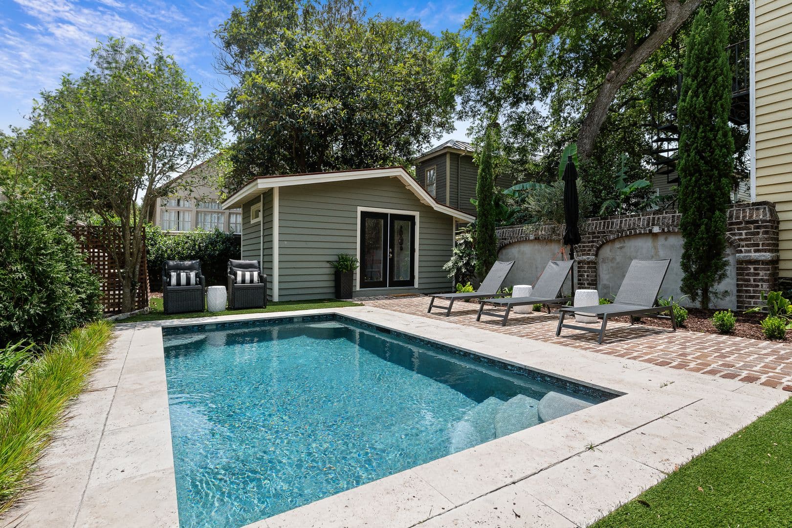 Charleston House: 123 Queen Street