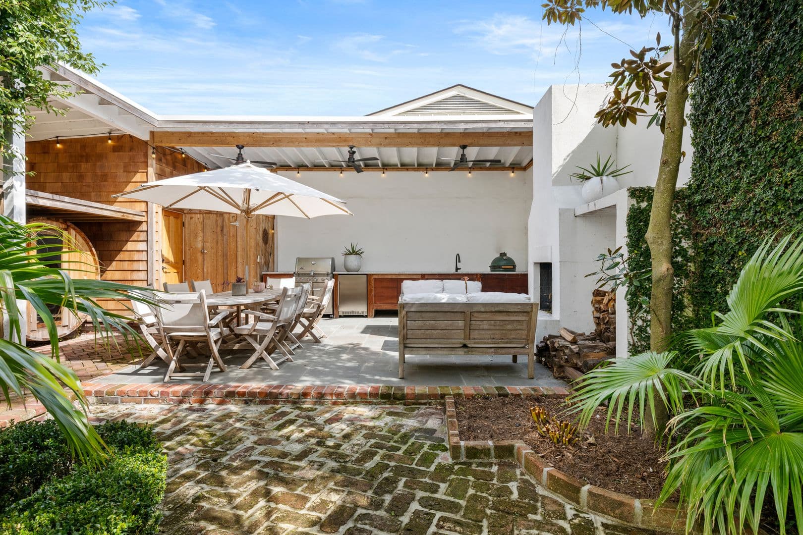 Charleston House: 70 Ashe Street