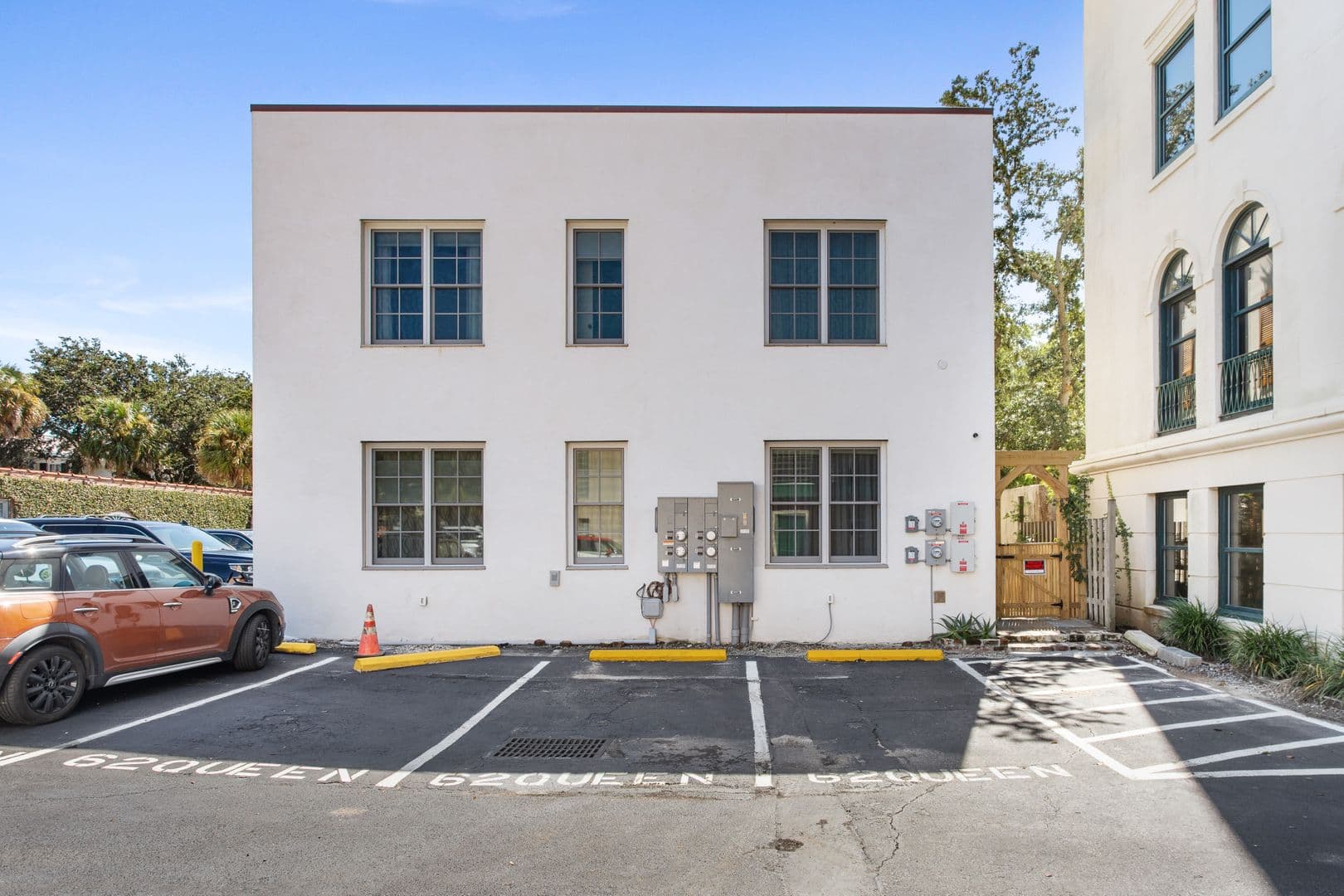 Charleston House: 62 Queen Street