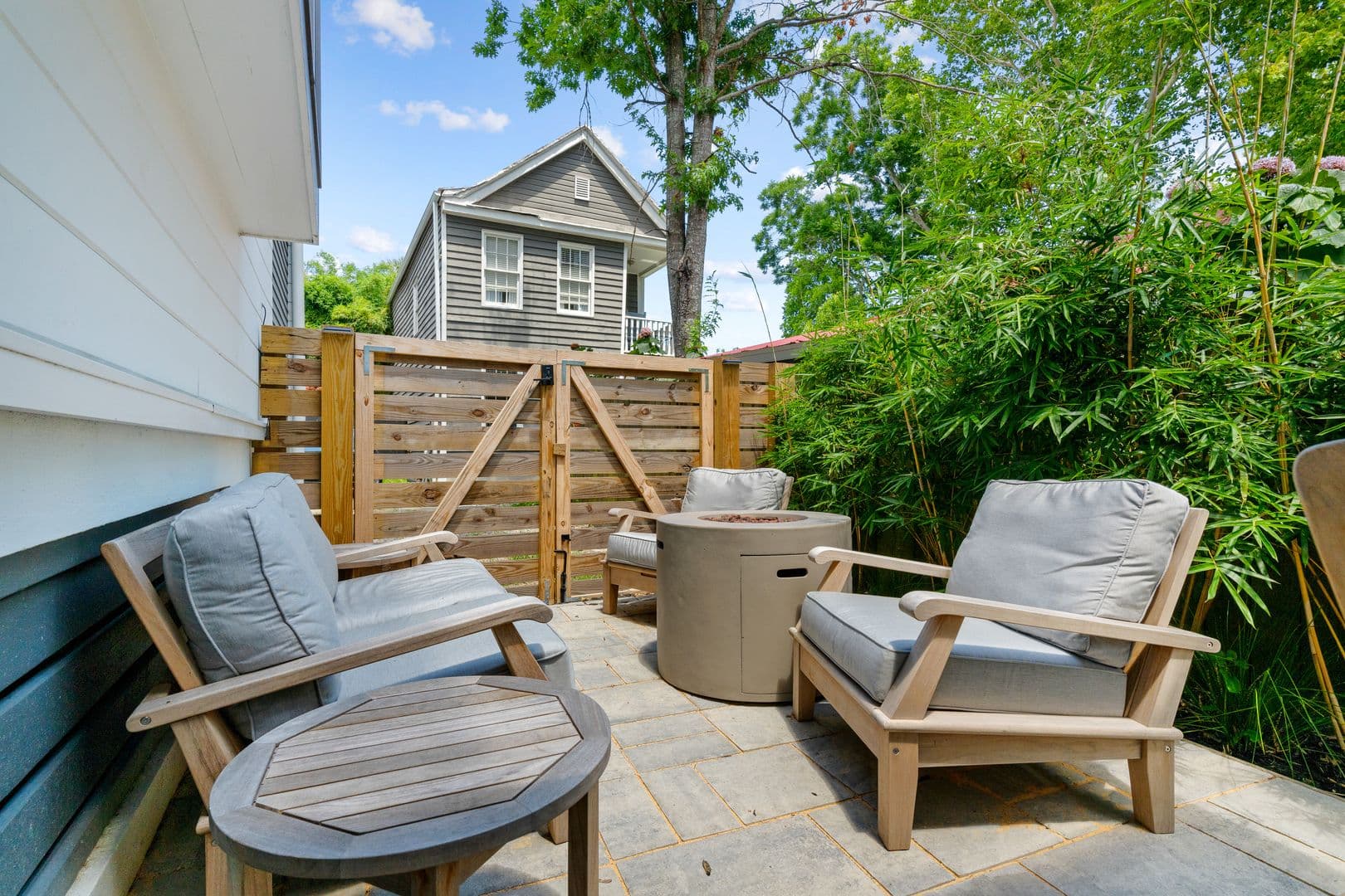 Charleston House: 7 Carrere Court