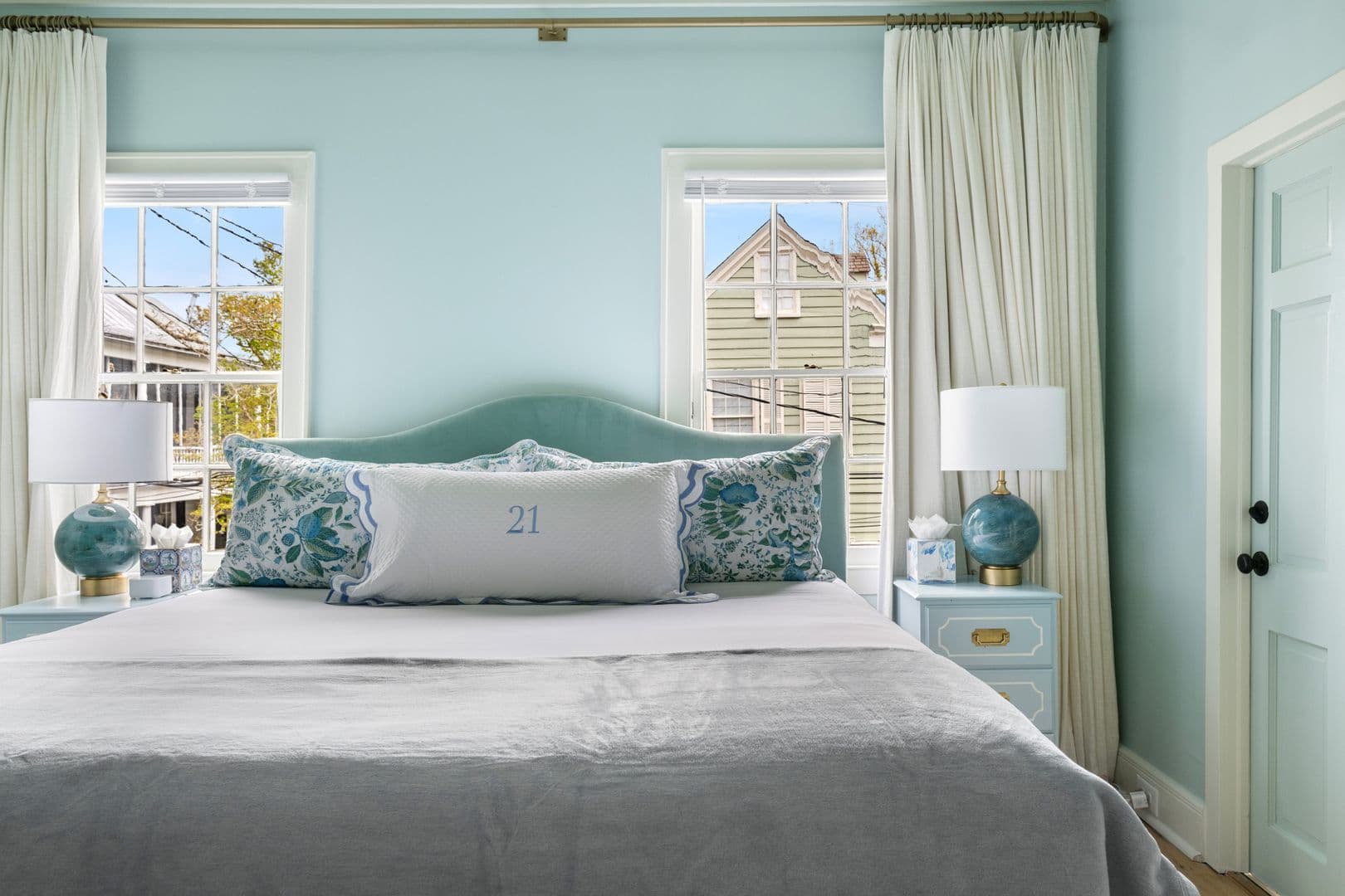Charleston House: 21 Savage Street