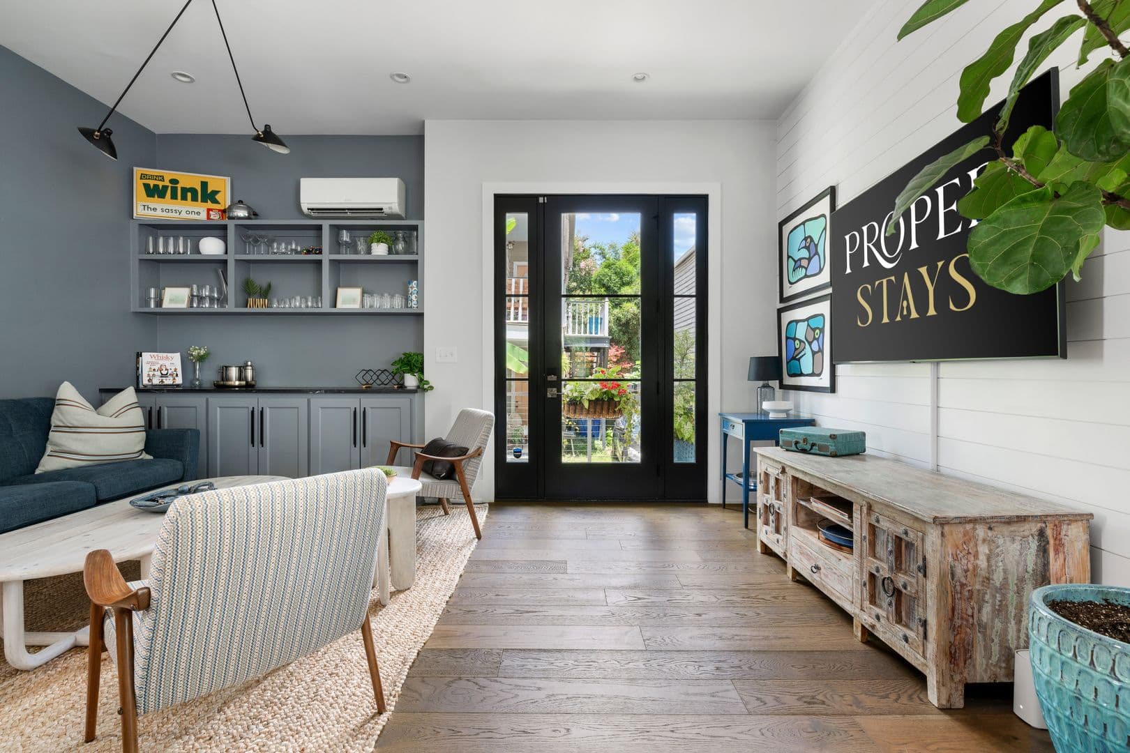 Charleston House: 7 Carrere Court