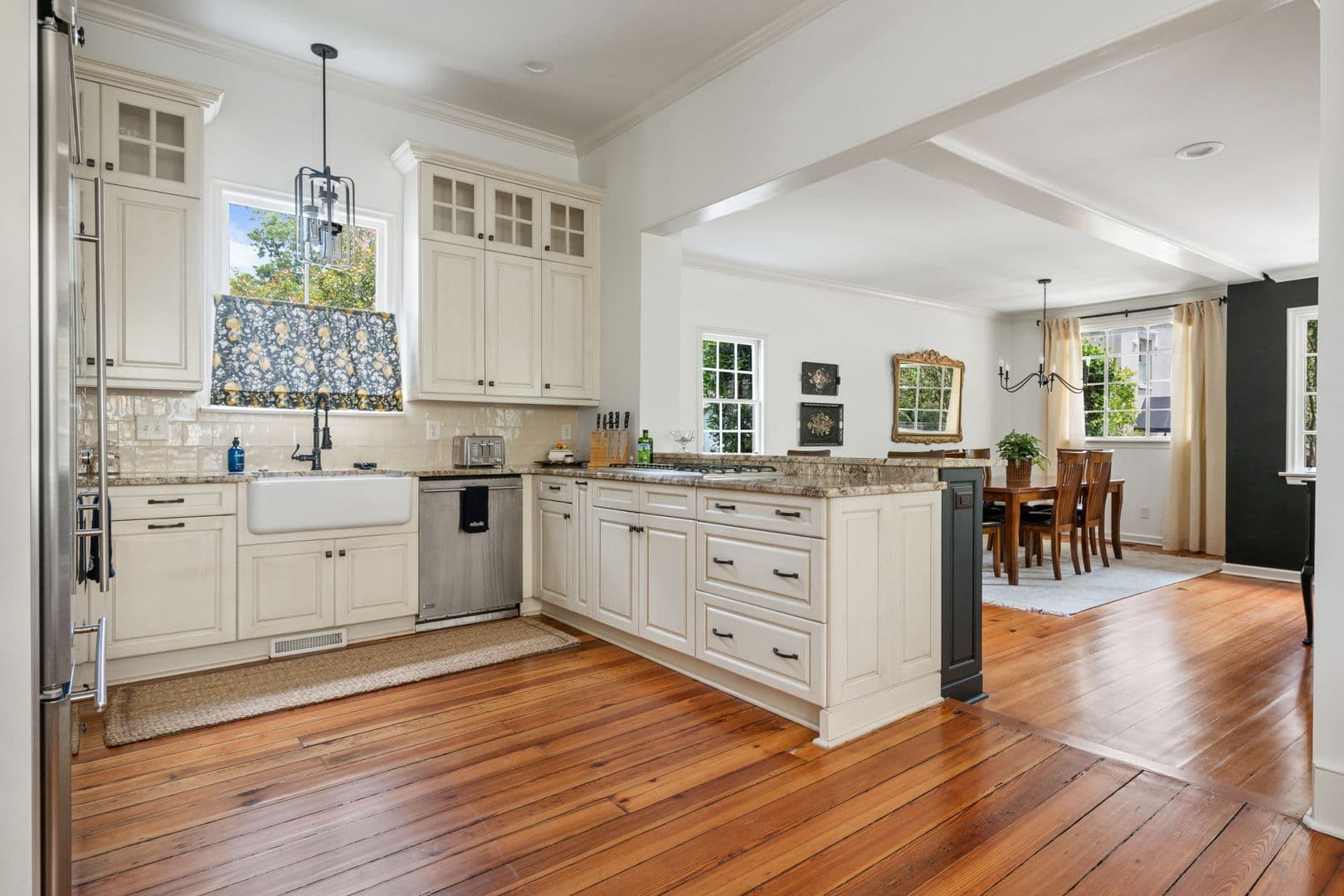 Charleston House: 123 Queen Street