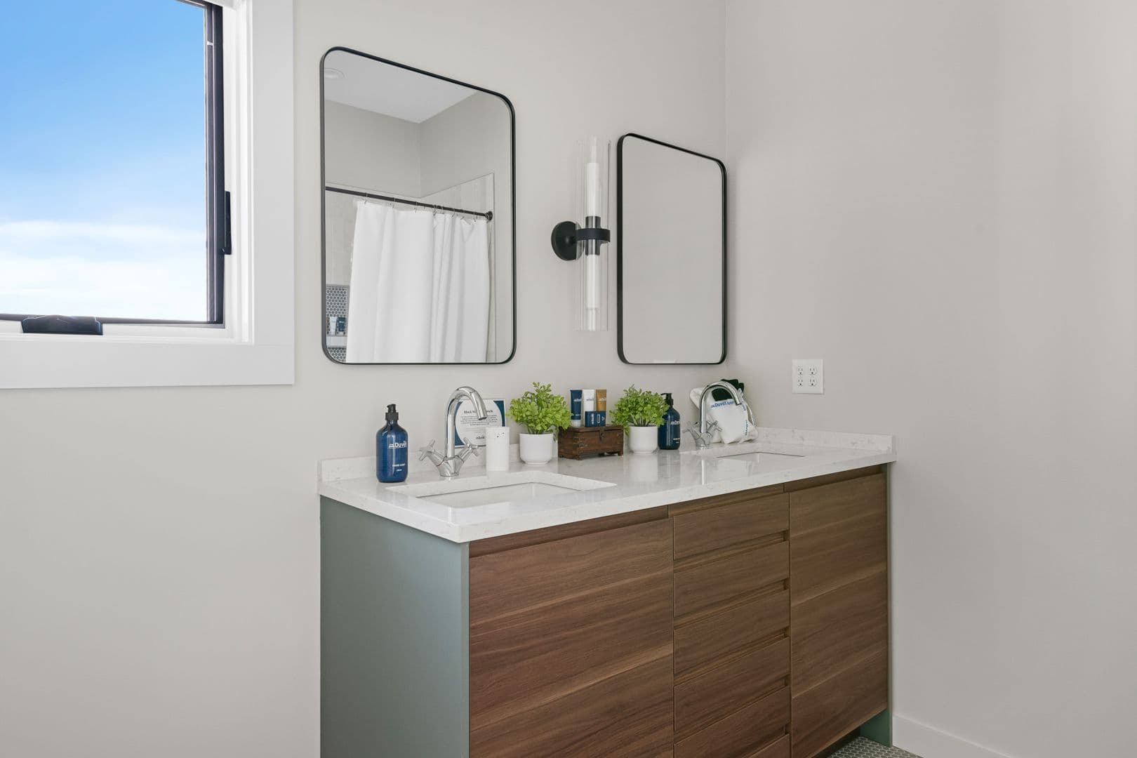 Mount Pleasant House: 208 Linnea Lane