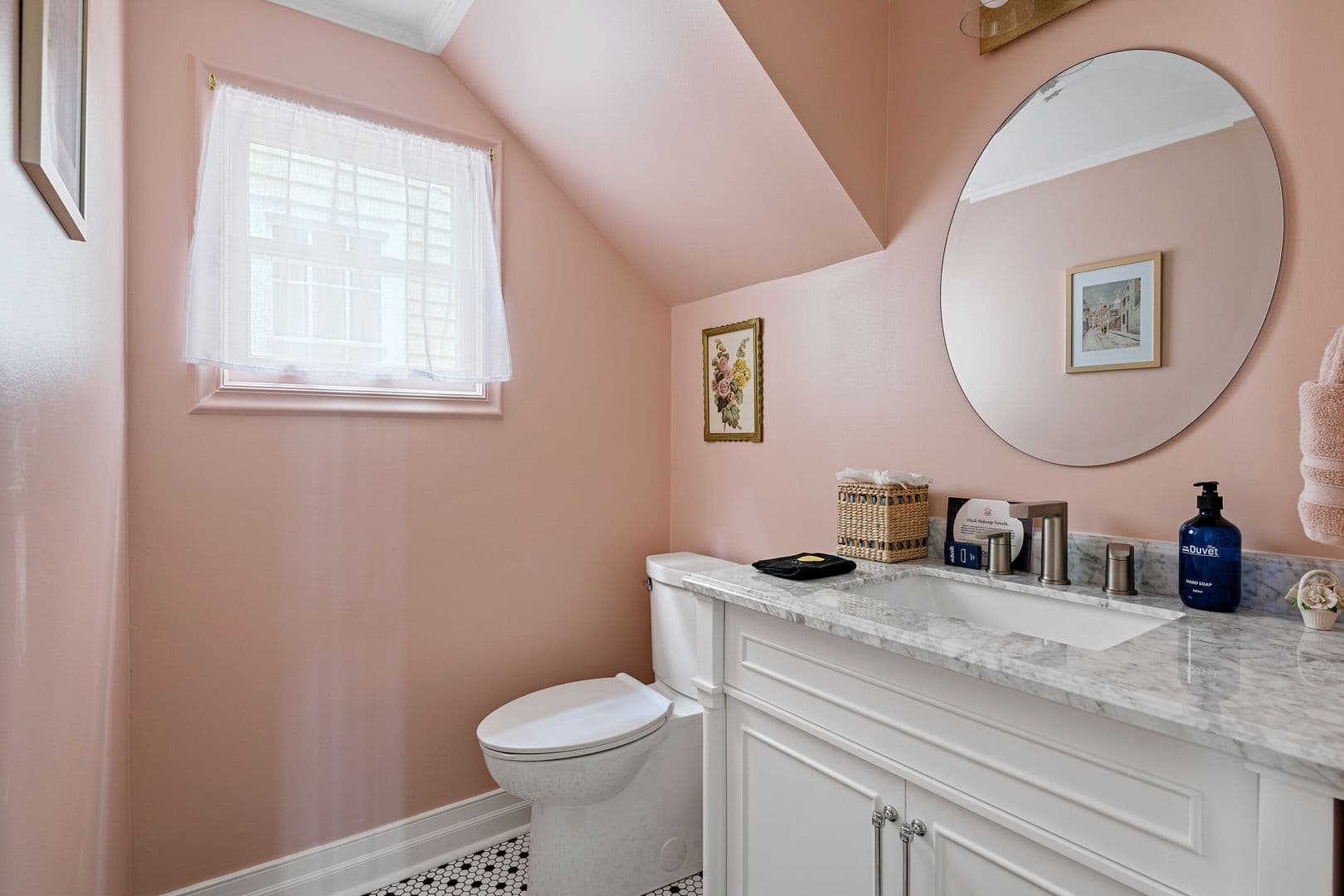 Charleston House: 123 Queen Street