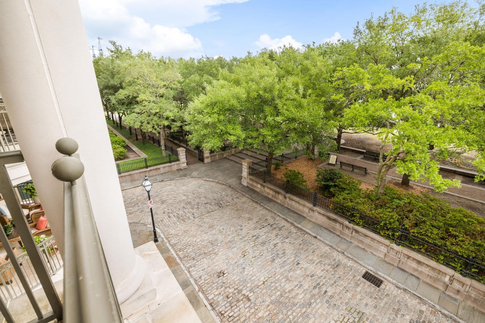 Charleston House: 5 Middle Atlantic Wharf