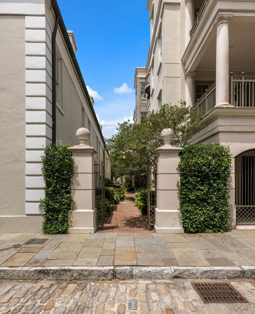 Charleston House: 5 Middle Atlantic Wharf