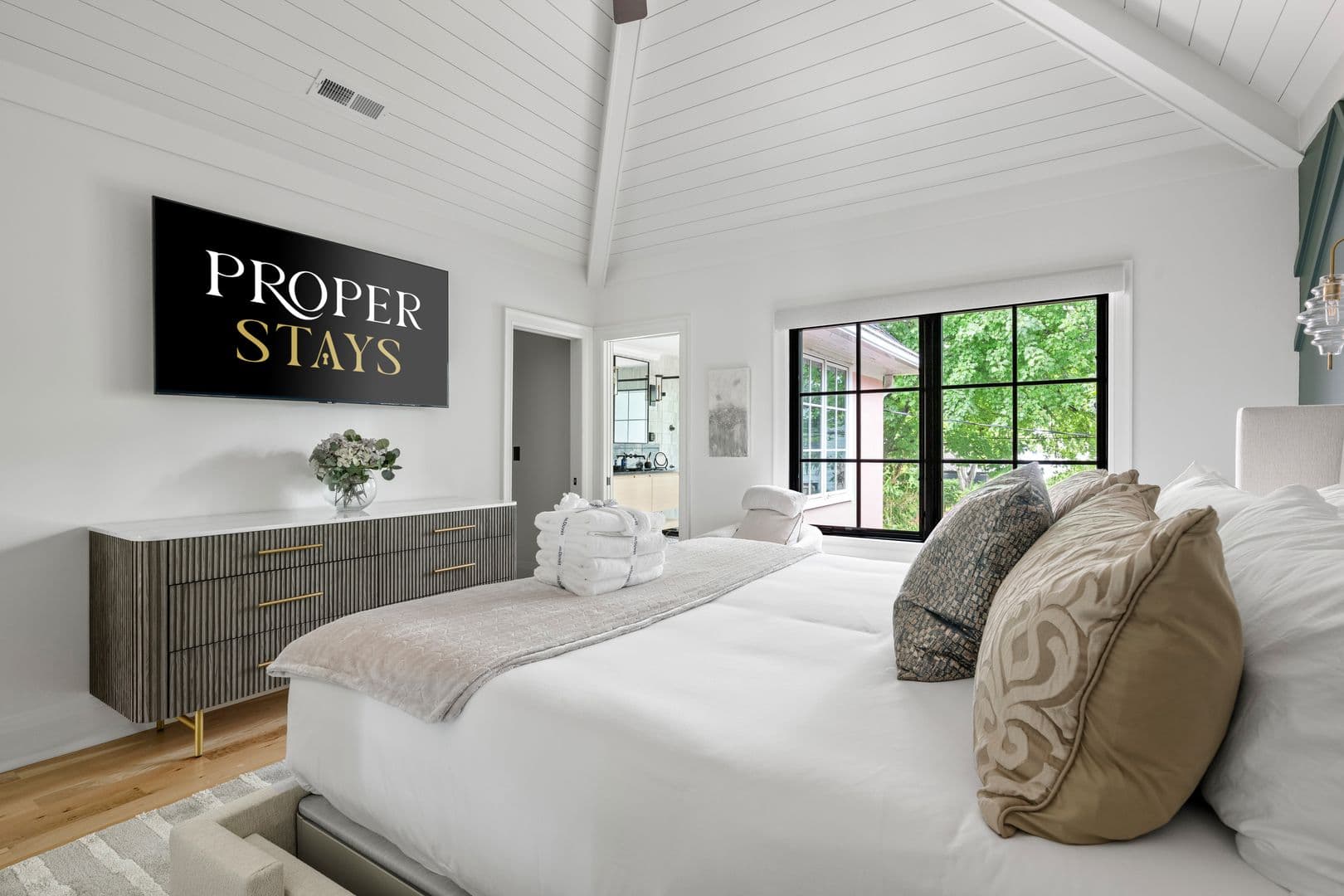 Charleston House: 5 1/2 Bennett Street