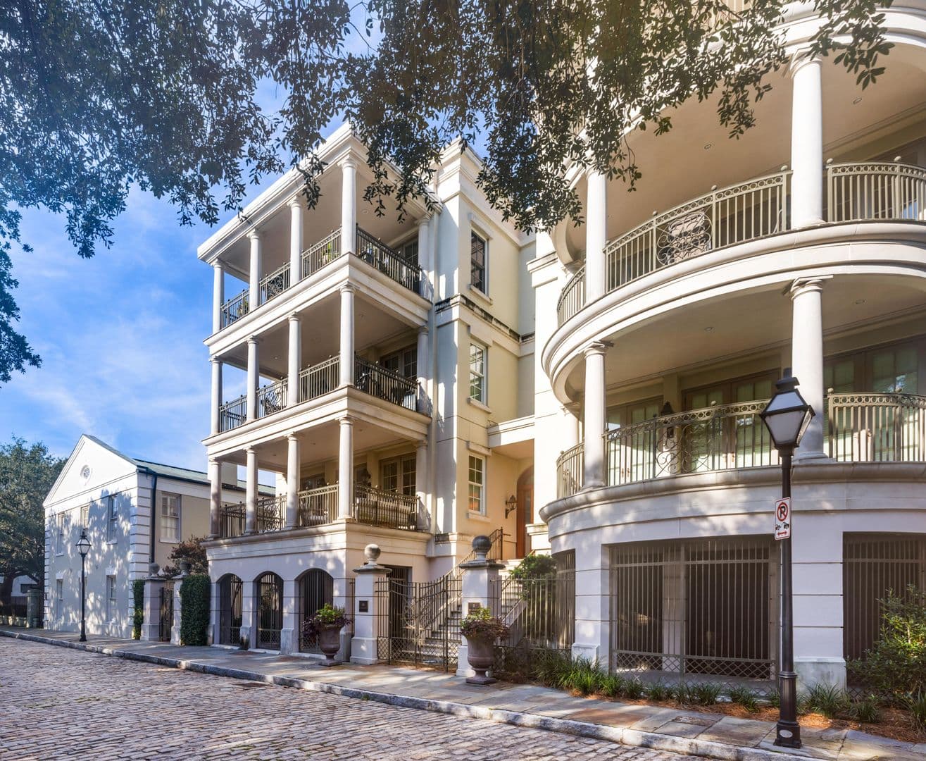Charleston House: 5 Middle Atlantic Wharf