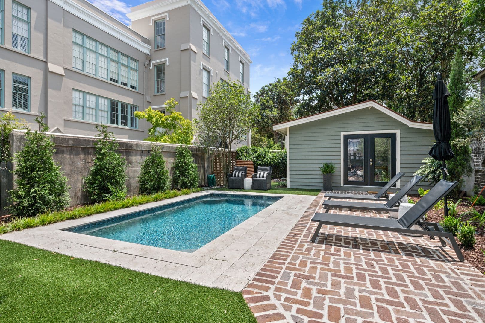 Charleston House: 123 Queen Street