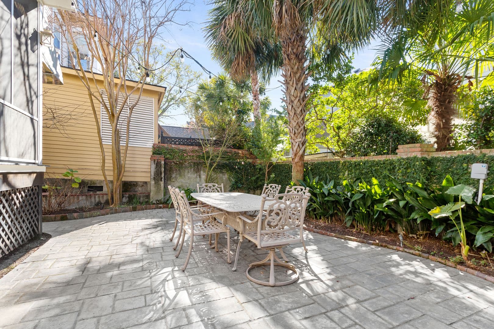 Charleston House: 5 Colonial Street