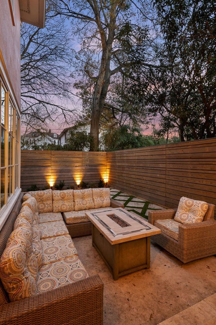 Charleston House: 5 1/2 Bennett Street