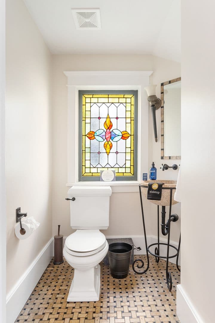 Charleston House: 5 Colonial Street