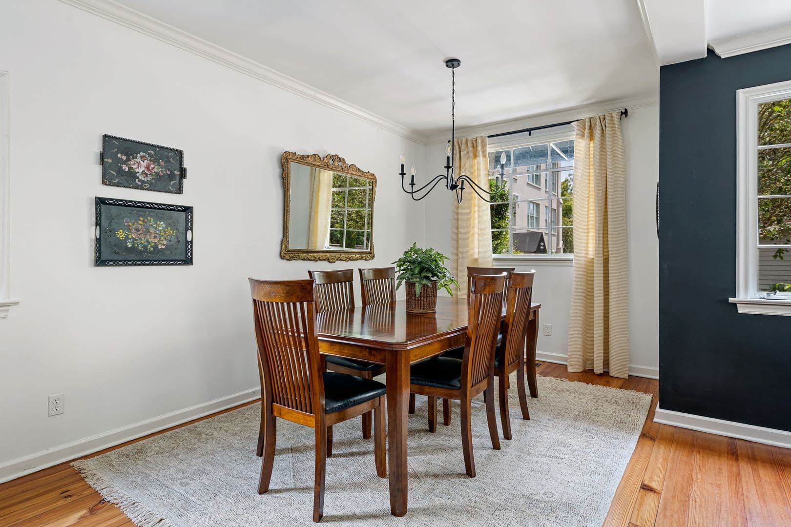 Charleston House: 123 Queen Street