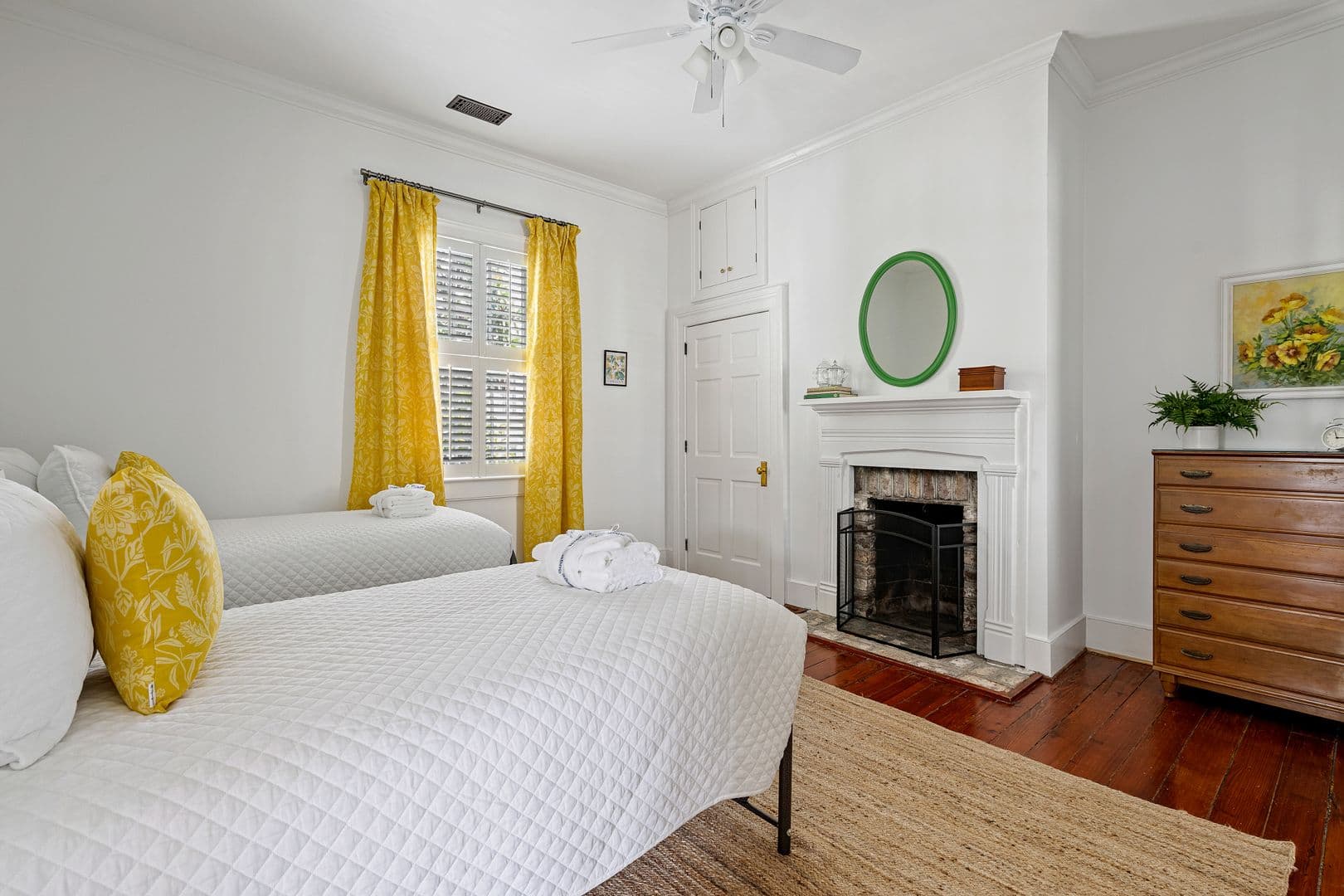 Charleston House: 123 Queen Street