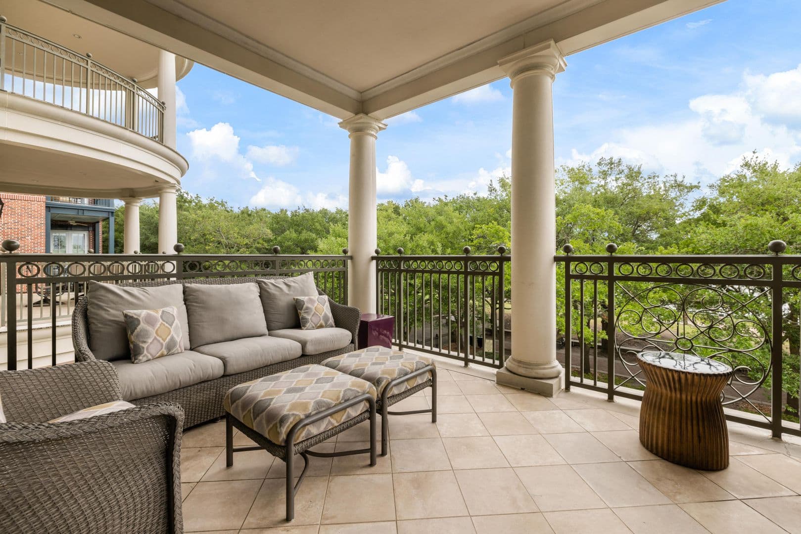 Charleston House: 5 Middle Atlantic Wharf
