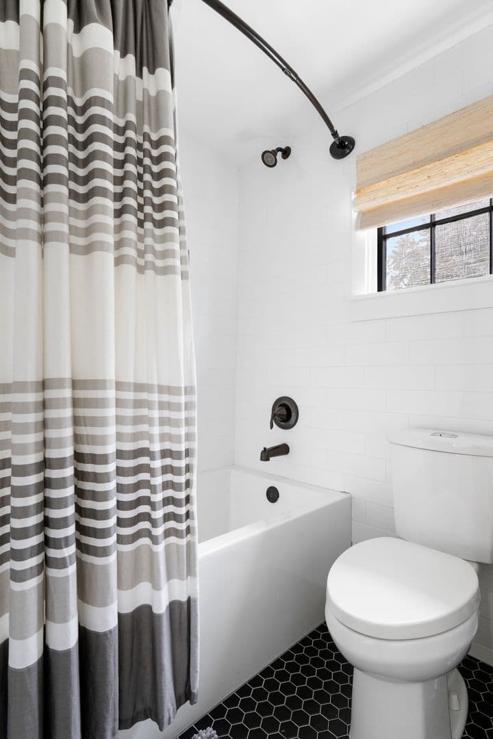 Charleston House: 70 Ashe Street
