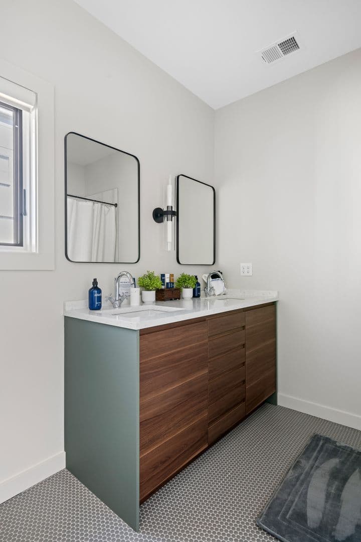 Mount Pleasant House: 208 Linnea Lane
