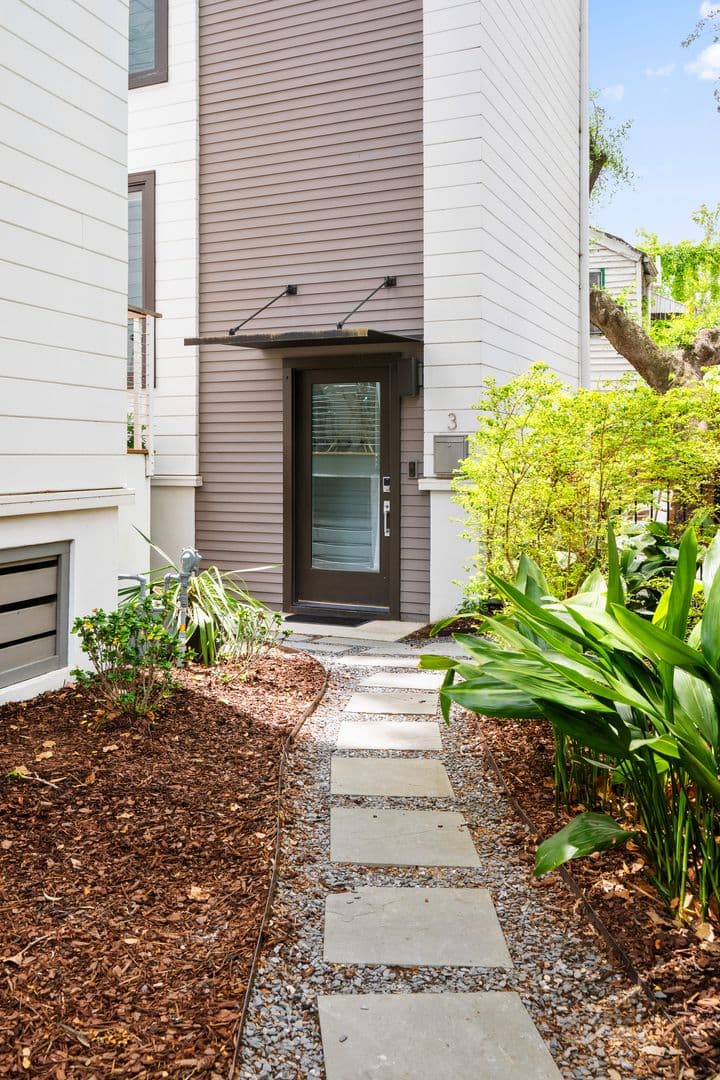 Charleston House: 3 Carrere Court