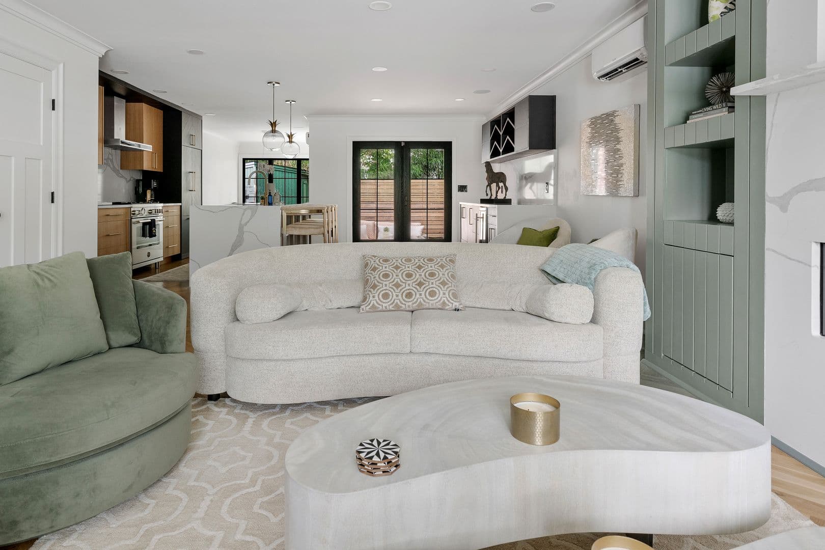 Charleston House: 5 1/2 Bennett Street