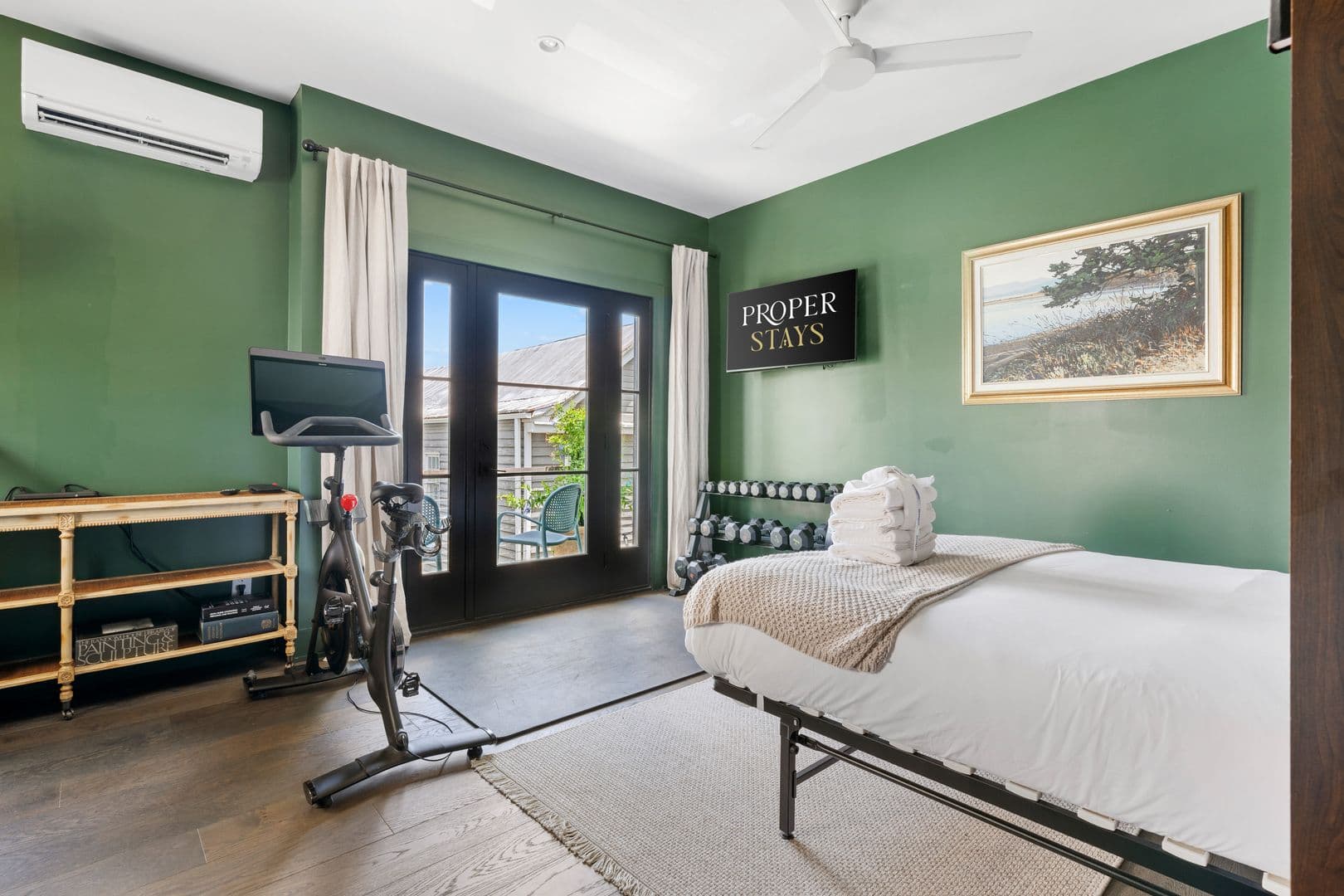 Charleston House: 7 Carrere Court