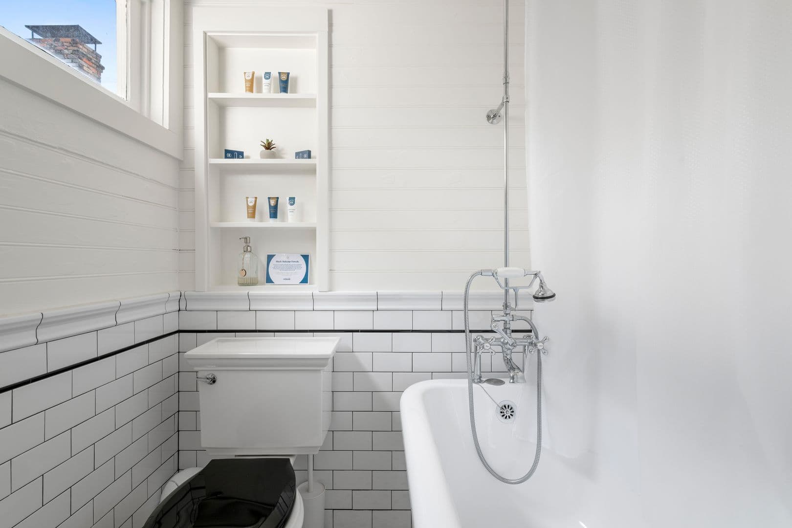 Charleston House: 2 1/2 Larnes Street
