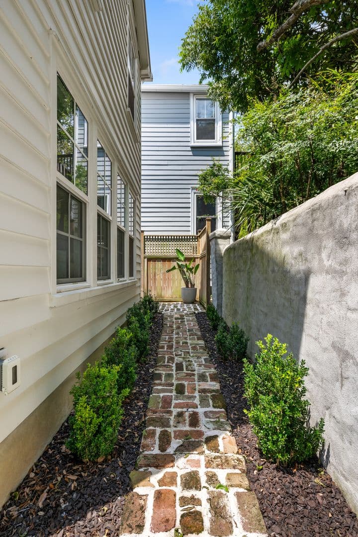 Charleston House: 2 1/2 Larnes Street