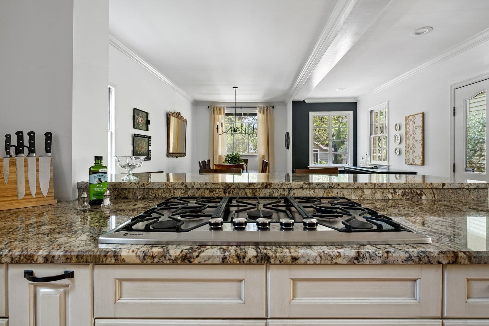 Charleston House: 123 Queen Street