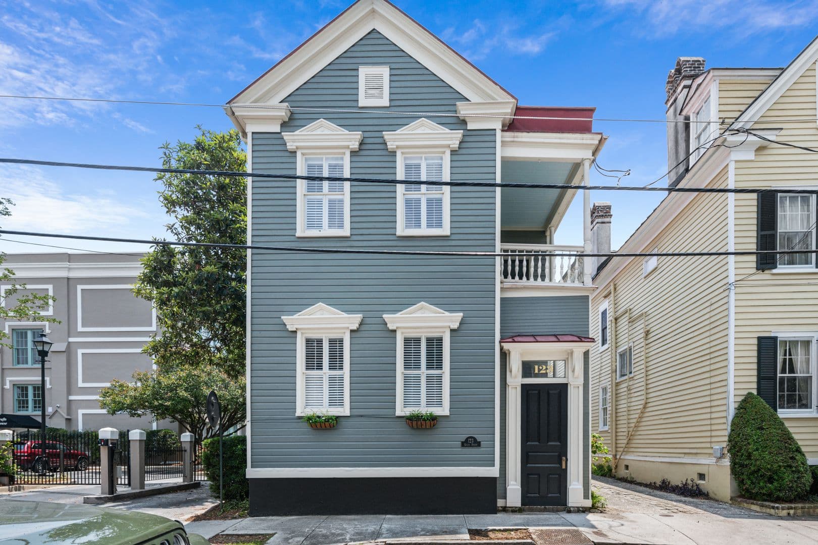 Charleston House: 123 Queen Street