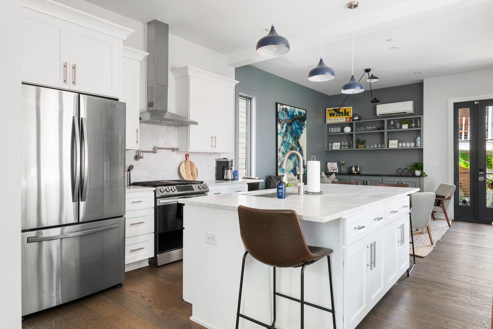 Charleston House: 7 Carrere Court