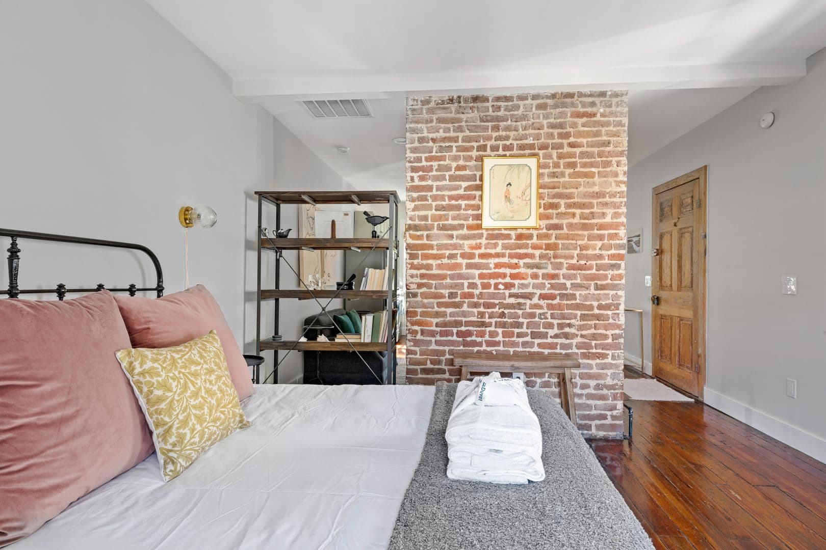Charleston House: 18 Bogard Street