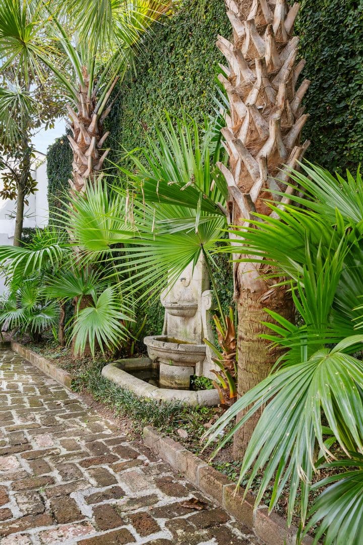 Charleston House: 70 Ashe Street