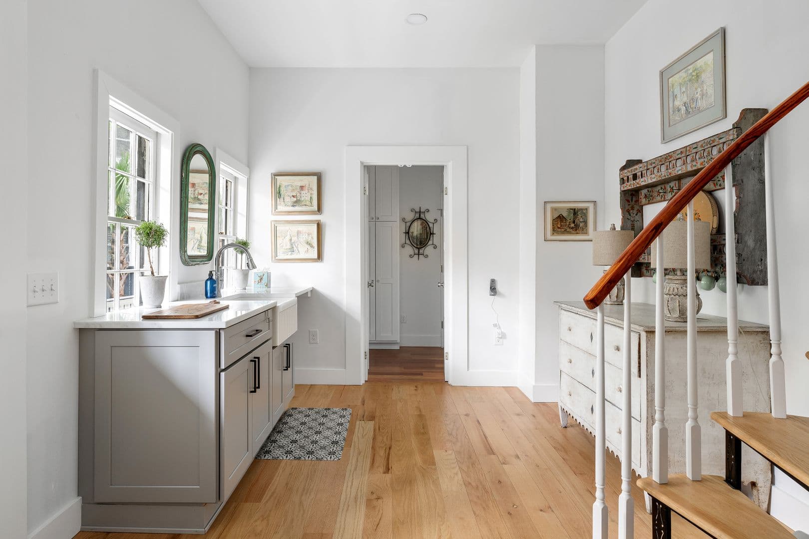 Charleston House: 21 Savage Street