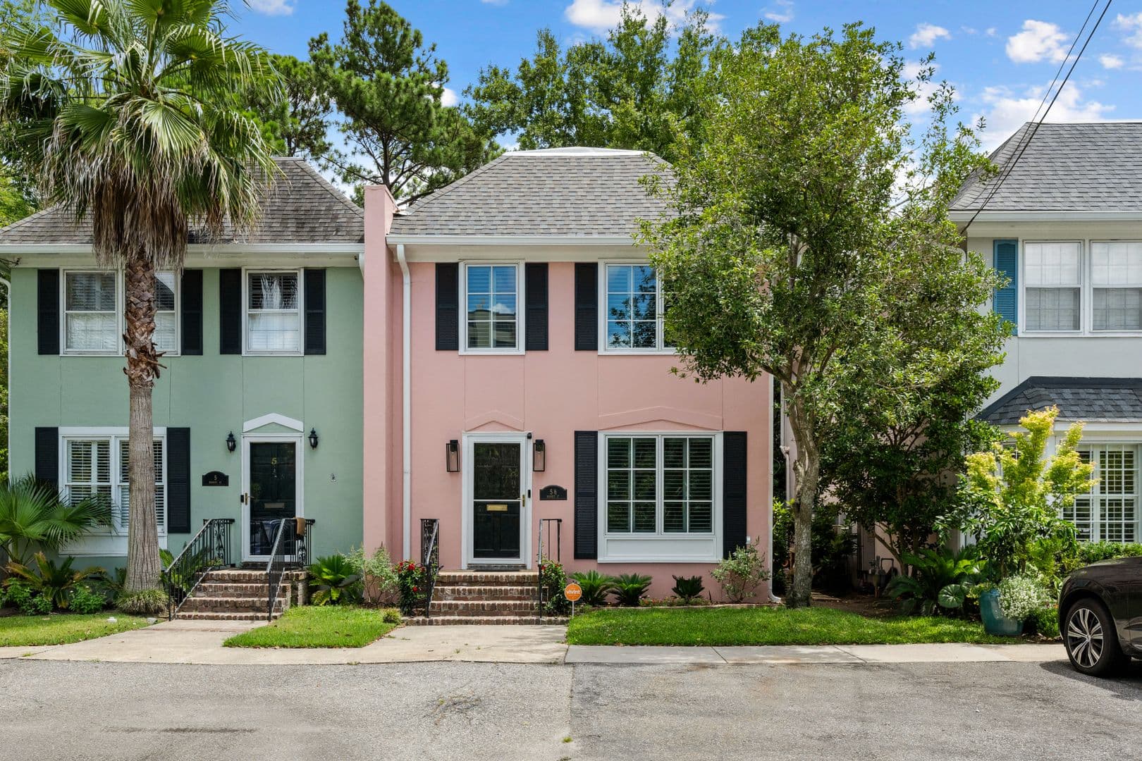 Charleston House: 5 1/2 Bennett Street
