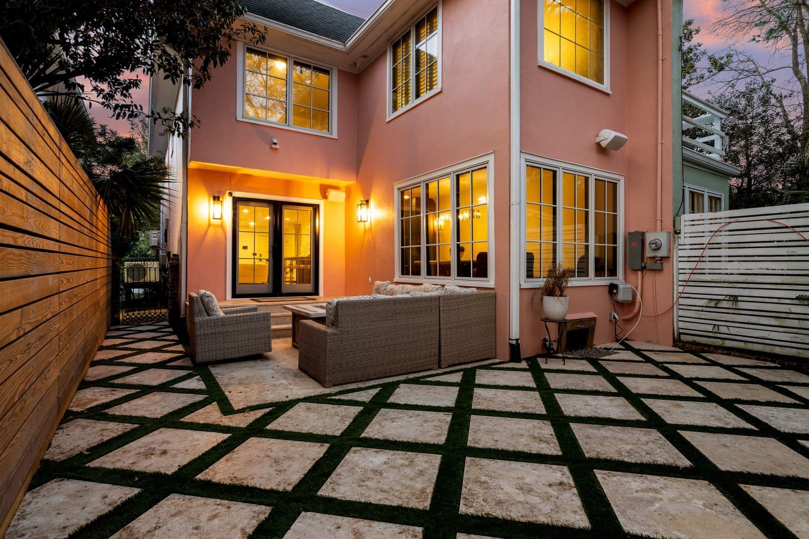 Charleston House: 5 1/2 Bennett Street