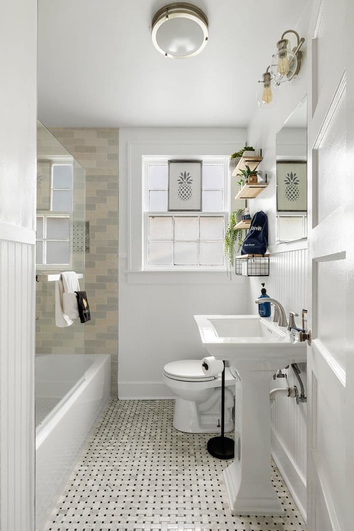 Charleston House: 20 Dunnemann Avenue