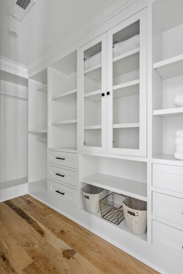 Charleston House: 5 1/2 Bennett Street