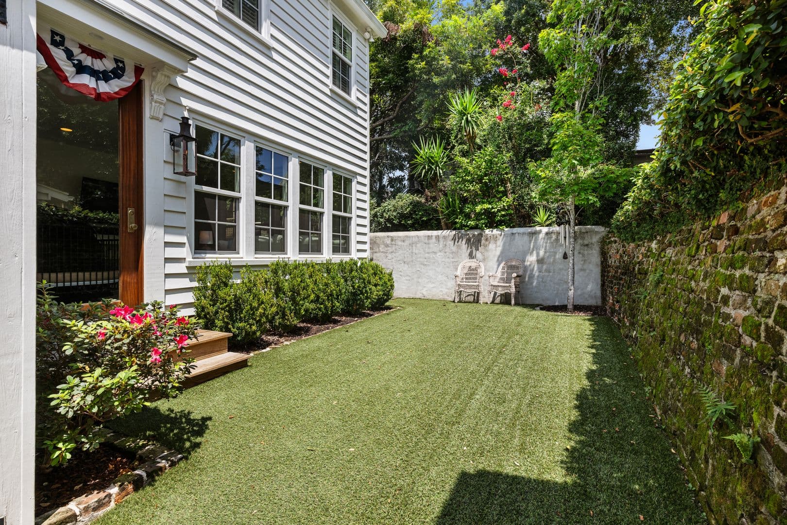 Charleston House: 2 1/2 Larnes Street